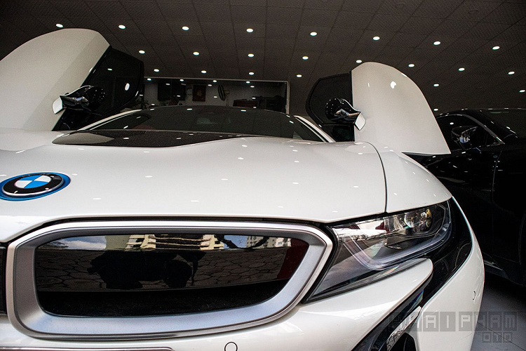 Cụ thể, BMW i8 sắp khai tử nên khách hàng có thể mua xe cũ với giá hời và chiếc xe đã qua sử dụng đang được đại lý xe cũ trên đường Trần Thái Tông - Hà Nội, giá siêu xe BMW i8 chỉ khoảng 4,35 tỷ đồng. Đáng chú ý, mẫu xe i8 cũ này dù được sản xuất năm 2015 nhưng hiện vẫn còn khá mới và mang biển số tương đối đẹp 30E-679.99.