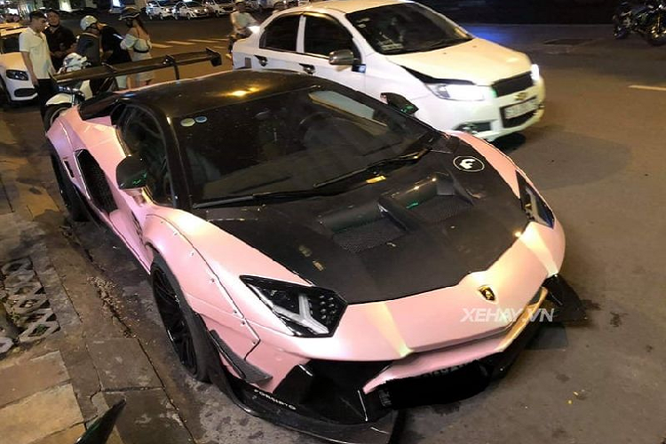 Giống như những người anh em nguyên bản khác, chiếc Lamborghini Aventador LP700-4 này cũng sở hữu "trái tim" V12 6.5L cho công suất lên đến 700 mã lực, "siêu bò" chỉ cần 2,9 giây để tăng tốc từ 0 - 100 km/h, tốc độ tối đa đạt 349 km/h. Giá xe Lamborghini Aventador nguyên bản khoảng hơn 20 tỷ đồng tại Việt Nam, tuỳ từng phiên bản.