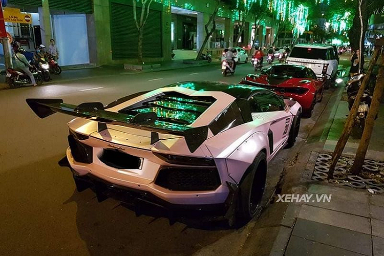 Gói độ Liberty Walk-R trên Lamborghini Aventador bao gồm cản trước mới giống như Aventador SV, các hốc gió trước hầm hồ hơn, nắp ca-pô carbon mạnh mẽ, hệ thống treo khí nén AirRex có thể điều chỉnh độ cao gầm xe, đây là một đặc trưng của hãng độ Nhật Bản.