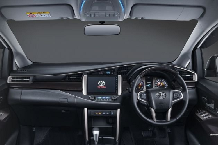  Về ngoại thất, lưới tản nhiệt hình thang bây giờ có viền bằng crôm và các thanh ngang màu xám đậm thay vì bố trí các thanh crôm kép như trước đây. Riêng các biến thể V và V Luxury sở hữu đèn LED. Ở phần đuôi mẫu ô tô mới, khu vực biển số có hình lục giác và cụm đèn hậu có viền tối xung quanh phần đèn chính. Được biết, la-zăng là loại hợp kim 2 tông màu 16 inch đi kèm với lốp 205/65.