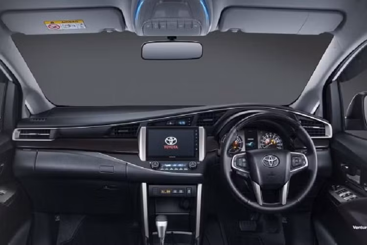  Về ngoại thất, lưới tản nhiệt hình thang bây giờ có viền bằng crôm và các thanh ngang màu xám đậm thay vì bố trí các thanh crôm kép như trước đây. Riêng các biến thể V và V Luxury sở hữu đèn LED. Ở phần đuôi mẫu ô tô mới, khu vực biển số có hình lục giác và cụm đèn hậu có viền tối xung quanh phần đèn chính. Được biết, la-zăng là loại hợp kim 2 tông màu 16 inch đi kèm với lốp 205/65.