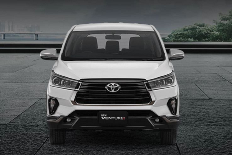 Tại thị trường Indonesia, Toyota Innova thế hệ mới có sẵn động cơ xăng 2 lít I4 hoặc động cơ tăng áp diesel 2,4 lít I4. Cả hai đều có thể đi kèm với hộp số sàn 5 cấp hoặc tự động 6 cấp.