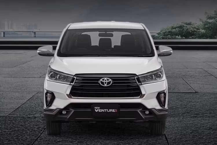 Tại thị trường Indonesia, Toyota Innova thế hệ mới có sẵn động cơ xăng 2 lít I4 hoặc động cơ tăng áp diesel 2,4 lít I4. Cả hai đều có thể đi kèm với hộp số sàn 5 cấp hoặc tự động 6 cấp.