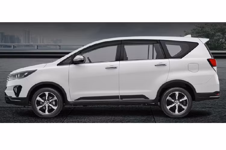 So với các biến thể khác, nối thất Venturer khác biệt do có các chi tiết trang trí bằng gỗ tối màu hơn và bổ sung bọc ghế giả da màu đen với chỉ khâu màu đỏ. Ngoài ra, biến thể này còn có hệ thống thông tin giải trí 9 inch bổ sung công nghệ NFC... Tại Indonesia, giá xe Toyota Innova 2021 mới khởi điểm từ 337.600.000 Rupiah (534 triệu đồng). Trong khi đó, Innova Venturer báo giá từ 435.500.000 Rupiah (gần 690 triệu đồng).