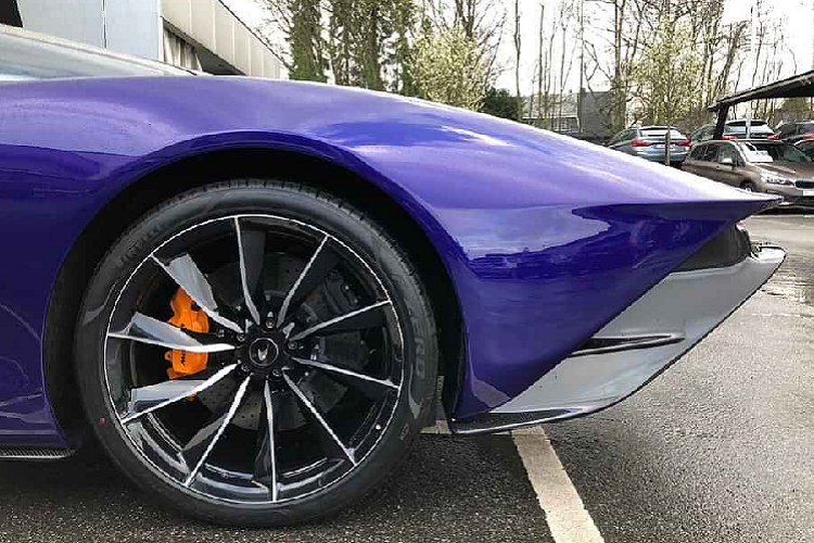 Trên Speedtail, McLaren trang bị cho mẫu xe này bộ mâm đúc bằng hợp kim siêu nhẹ với thiết kế đa chấu theo hình cách quạt. Ở phía trước, bộ mâm này sẽ được trang bị thêm bộ che khí được làm bằng sợi carbon. Trước đây, kiểu thiết kế này được sử dụng trên xe đua Công thức 1 cũng như nhiều loại xe đua LM, GTE khác. Bộ che khí này có khả năng giảm luồng hỗn khí sau khi qua những chi tiết khuếch tán ở phía đầu xe, tạo luồng khí qua xe tốt hơn.