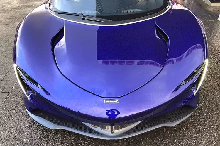 Sau hơn một năm rưỡi ra mắt, bốn nguyên mẫu đã lăn bánh khắp Châu Âu và sau khi trở về nhà máy, những thông tin từ những chiếc xe này đã được sử dụng để hoàn thiện chiếc Speedtail thương mại. Và giờ đây, chiếc McLaren Speedtail thế hệ mới đầu tiên đã được có mặt tại đại lý và chuẩn bị về với tay khách hàng.