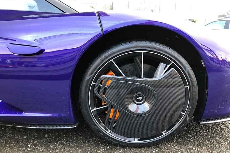 Cuối tuần qua, chiếc McLaren Speedtail thương mại đầu tiên bất ngờ xuất hiện bên ngoài đại lý McLaren Brussels, Bỉ. Chiếc Speedtail thương mại này sở hữu cho mình màu sơn xanh tím (Mauvine Blue) và được tạo nét tương phản với những chi tiết được làm bằng sợi carbon ở khu vực cản trước, trụ A, ốp hông và khuếch tán lớn phía sau.