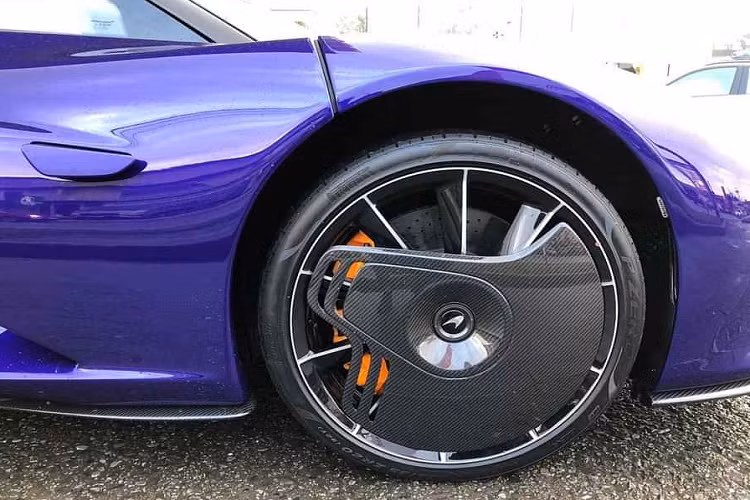 Cuối tuần qua, chiếc McLaren Speedtail thương mại đầu tiên bất ngờ xuất hiện bên ngoài đại lý McLaren Brussels, Bỉ. Chiếc Speedtail thương mại này sở hữu cho mình màu sơn xanh tím (Mauvine Blue) và được tạo nét tương phản với những chi tiết được làm bằng sợi carbon ở khu vực cản trước, trụ A, ốp hông và khuếch tán lớn phía sau.