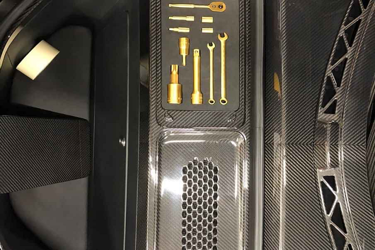 Một số chi tiết khác đáng chú ý khác trên chiếc Speedtail này là về những chi tiết khác như ốp cốp xe, khoang động cơ được ốp sợi carbon. Đặc biệt hơn, bộ công cụ sửa chữa dự phòng được McLaren cung cấp cho mẫu xe này được làm hoàn toàn bằng vàng.