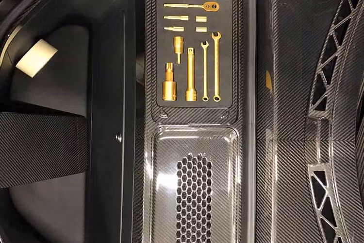 Một số chi tiết khác đáng chú ý khác trên chiếc Speedtail này là về những chi tiết khác như ốp cốp xe, khoang động cơ được ốp sợi carbon. Đặc biệt hơn, bộ công cụ sửa chữa dự phòng được McLaren cung cấp cho mẫu xe này được làm hoàn toàn bằng vàng.