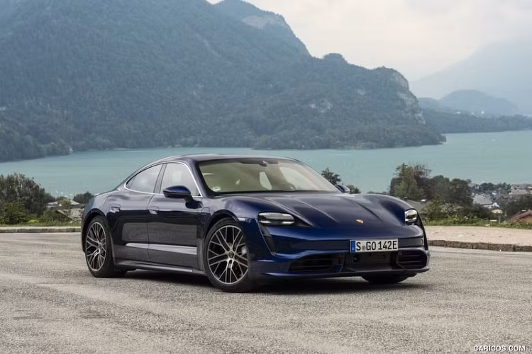 Hãng xe hơi Đức đã sử dụng hệ thống khung gầm hoàn toàn mới trên Taycan. Từ đó, phân tích và đồng bộ hóa tất cả các hệ thống từ khung gầm tới các hệ thống như treo khí nén thích ứng cùng công nghệ ba buồng bao gồm điều khiển giảm xóc điện tử PASM, hệ thống ổn định điều khiển động cơ tùy chọn với hệ thống Porsche Torque Vectoring Plus (PTV Plus).