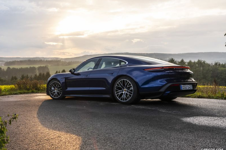 Porsche Taycan sở hữu nhiều chế độ lái khác nhau dành cho người lái, có thể kể tới như chế độ thông thường, thể thao, thể thao+ và tuỳ chỉnh cá nhân. Tất cả hứa hẹn mang tới những trải nghiệm tối ưu nhất cho người dùng. Hiện mức giá xe Porsche Taycan tại Việt Nam vẫn chưa được công bố chính thức.