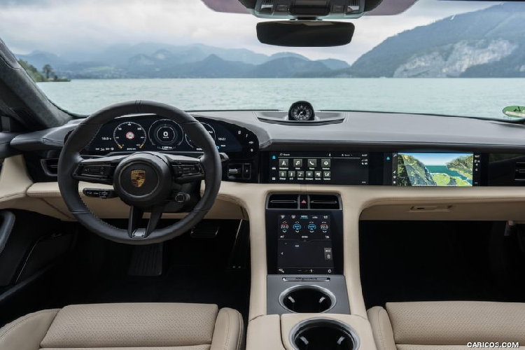 Chưa hết, Taycan Turbo còn có thêm tính năng “overboost” trong vòng 2,5 giây, cho phép Taycan Turbo đạt công suất tối đa tức thì 670 mã lực, 850 Nm. Với sức mạnh khủng khiếp này, Taycan Turbo có thể đạt vận tốc 96 km/h từ vị trí đứng yên chỉ trong 3.0 giây tròn và hoàn thành 403 mét (1/4 dặm) chỉ trong 11,1 giây.