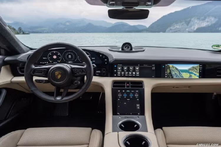 Chưa hết, Taycan Turbo còn có thêm tính năng “overboost” trong vòng 2,5 giây, cho phép Taycan Turbo đạt công suất tối đa tức thì 670 mã lực, 850 Nm. Với sức mạnh khủng khiếp này, Taycan Turbo có thể đạt vận tốc 96 km/h từ vị trí đứng yên chỉ trong 3.0 giây tròn và hoàn thành 403 mét (1/4 dặm) chỉ trong 11,1 giây.