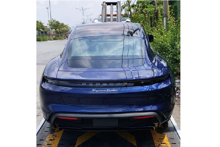 Porsche Taycan hoàn toàn mới ra mắt hồi tháng 9/2019. Ngay từ thời điểm đó, mẫu xe này đã đón nhận được rất nhiều sự quan tâm và yêu thích từ người hâm mộ. Bên cạnh việc sở hữu phong cách thiết kế đặc trưng của Porsche, Taycan còn mang đậm hơi thở của tương lai và là kim chỉ nam cho loạt thế hệ xe sau này của hãng ôtô xứ Stuttgart.