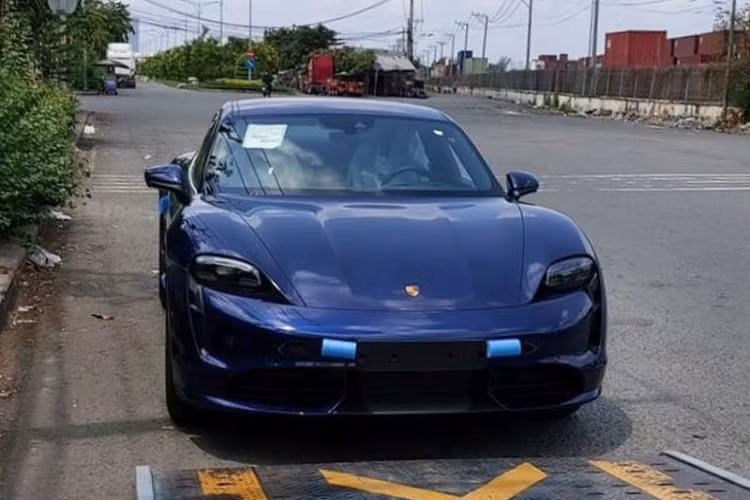 Mới đây, siêu xe điện Porsche Taycan đầu tiên đã chính thức đặt chân tới Việt Nam. Xe thuộc phiên bản Turbo cao cấp với ngoại thất màu danh dương nhã nhặn và nhiều khả năng đây là xe được nhập khẩu chính hãng. Hiện tại, Porsche Taycan đang được chờ làm thủ tục thông quan tại cảng VICT, TP HCM