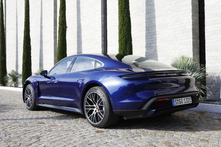 Porsche Taycan chắc chắn là một mẫu xe mà bạn không thể nhầm lẫn với bất cứ chiếc xe nào khác. Những đường nét thiết kế, ADN mang đậm hơi thở của Porsche như phần đầu xe rộng và phẳng, những đường viền cao cùng nóc xe vuốt nhẹ tạo nên một dáng vẻ thể thao, mềm mại. Chưa hết, dải đèn hậu LED kéo dài xuyên suốt đuôi xe cùng logo Porsche bên dưới cũng là một điểm nhấn khó bỏ qua trên Taycan.