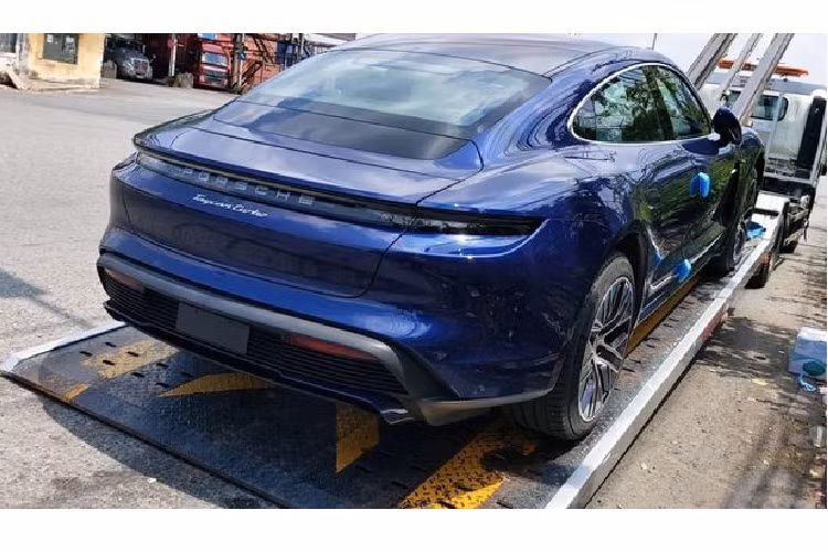 Chiếc Porsche Taycan đầu tiên cập bến Việt Nam thuộc phiên bản Turbo đầy mạnh mẽ với sức mạnh đầu ra đạt 671 mã lực cùng lực mô-men xoắn 850 Nm. Từ đó, thời gian tăng tốc của phiên bản Taycan Turbo từ 0 - 96km/h là với 3 giây và giới hạn tốc độ tối đa điện tử là 260 km/h.