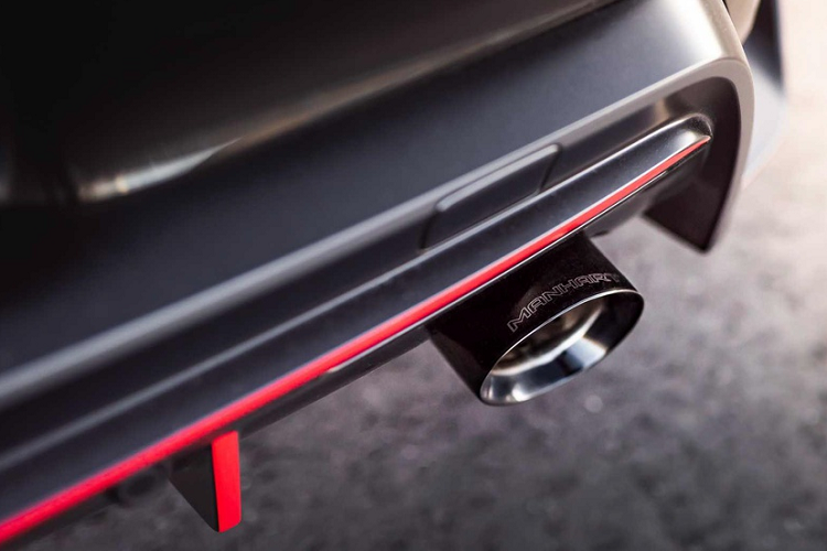 Khách hàng có thể lựa chọn nắp chụp ống xả màu đen hoặc sợi carbon. Ngoài ra còn có thêm các phụ kiện khác được bán kèm như cổ ống xả Manhart và ống dẫn xăng mới.