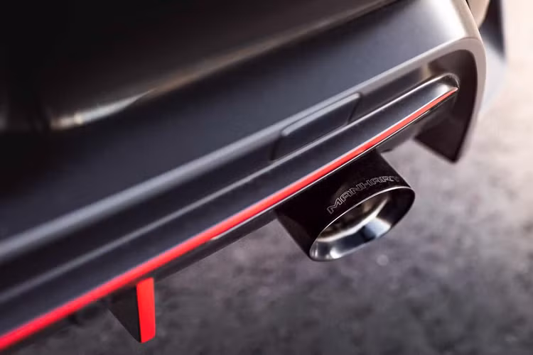 Khách hàng có thể lựa chọn nắp chụp ống xả màu đen hoặc sợi carbon. Ngoài ra còn có thêm các phụ kiện khác được bán kèm như cổ ống xả Manhart và ống dẫn xăng mới.