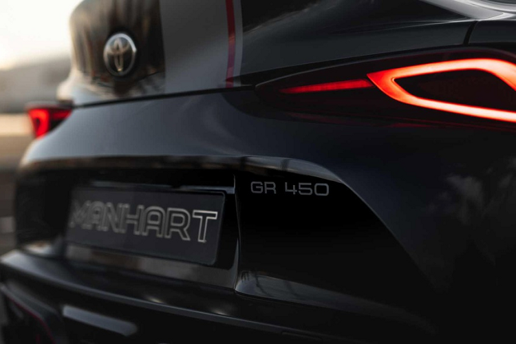 Hệ thống treo cũng được hạ thấp, khách hàng có thể lựa chọn sử dụng lò xo giảm xóc H&amp;R hoặc bộ coil over KW Variant 3 được điều chỉnh bởi Manhart.