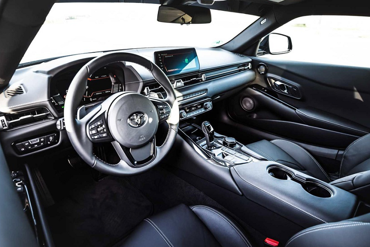 Chủ xe cũng có thể truy cập sâu vào khối điều khiển động cơ ECM để loại bỏ bộ chuyển đổi xúc tác và tắt chế độ tự động giả lập tiếng ống xả vào bên trong khoang lái.