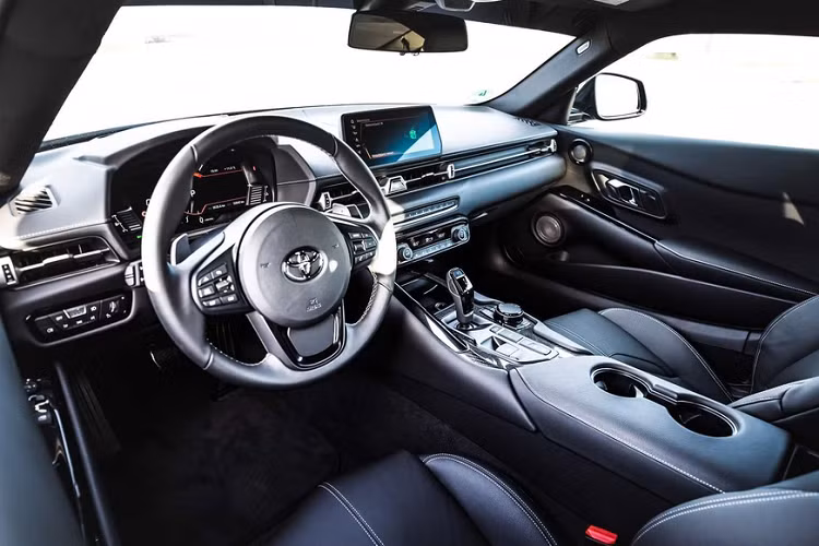 Chủ xe cũng có thể truy cập sâu vào khối điều khiển động cơ ECM để loại bỏ bộ chuyển đổi xúc tác và tắt chế độ tự động giả lập tiếng ống xả vào bên trong khoang lái.