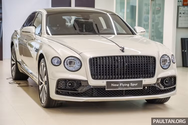 Tổng thể, Bentley Flying Spur 2020 trông sang trọng nhưng vẫn thể thao với các đường gân dập nổi cùng các hốc bánh mở rộng. Xe sở hữu kết cấu khung sườn mới bằng nhôm và composite, giúp cắt giảm khối lượng nhưng vẫn đảm bảo độ chắc chắn.