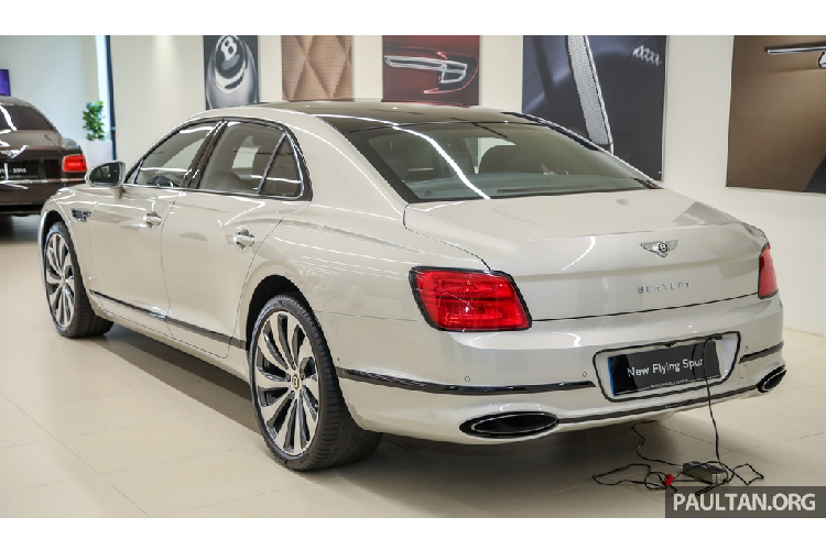Tại Malaysia, giá xe Bentley Flying Spur 2020 là 201.000 USD (chưa thuế tương đương hơn 4,6 tỷ đồng). Nếu tính thuế, mức giá của chiếc sedan siêu sang này có thể đội lên gấp 1,5 đến 2 lần. Hiện tại, chiếc Continental GT First Edition có giá sau thuế khoảng 510.000 USD và chiếc Continental GT Convertible có giá 540.000 USD.