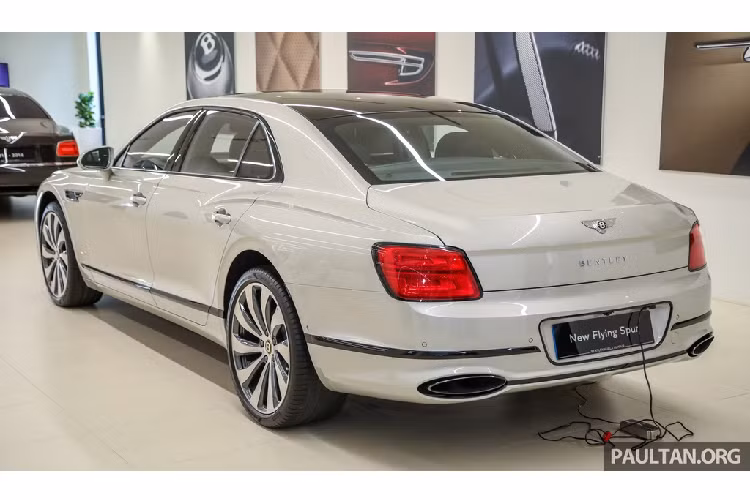 Tại Malaysia, giá xe Bentley Flying Spur 2020 là 201.000 USD (chưa thuế tương đương hơn 4,6 tỷ đồng). Nếu tính thuế, mức giá của chiếc sedan siêu sang này có thể đội lên gấp 1,5 đến 2 lần. Hiện tại, chiếc Continental GT First Edition có giá sau thuế khoảng 510.000 USD và chiếc Continental GT Convertible có giá 540.000 USD.