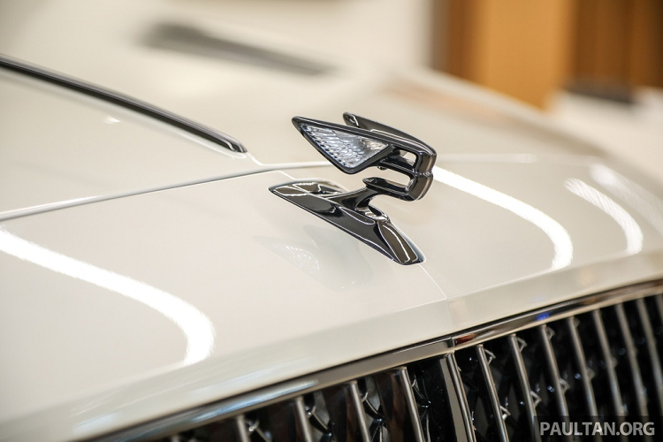 Bentley cho biết Flying Spur 2020 là dòng xe đầu tiên của hãng xe Anh sở hữu biểu logo bằng nhôm và pha lê có khả năng phát sáng. Biểu tượng này có thể thu gọn vào bên dưới nắp ca-pô tương tự biểu tượng Spirit of Ecstasy của Rolls-Royce.