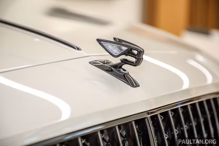 Bentley cho biết Flying Spur 2020 là dòng xe đầu tiên của hãng xe Anh sở hữu biểu logo bằng nhôm và pha lê có khả năng phát sáng. Biểu tượng này có thể thu gọn vào bên dưới nắp ca-pô tương tự biểu tượng Spirit of Ecstasy của Rolls-Royce.