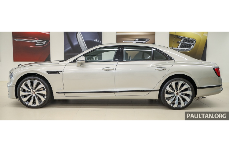 Flying Spur thế hệ thứ 3 có các số đo kích thước dài x rộng x cao lần lượt là 5.304 mm x 1.964 mm x 1.488 mm, chiều dài cơ sở đạt 3.195 mm. So với thế hệ trước, Flying Spur 2020 có trục cơ sở được kéo dài thêm 130 mm, cung cấp không gian để chân rộng rãi hơn ở hàng ghế phía sau.