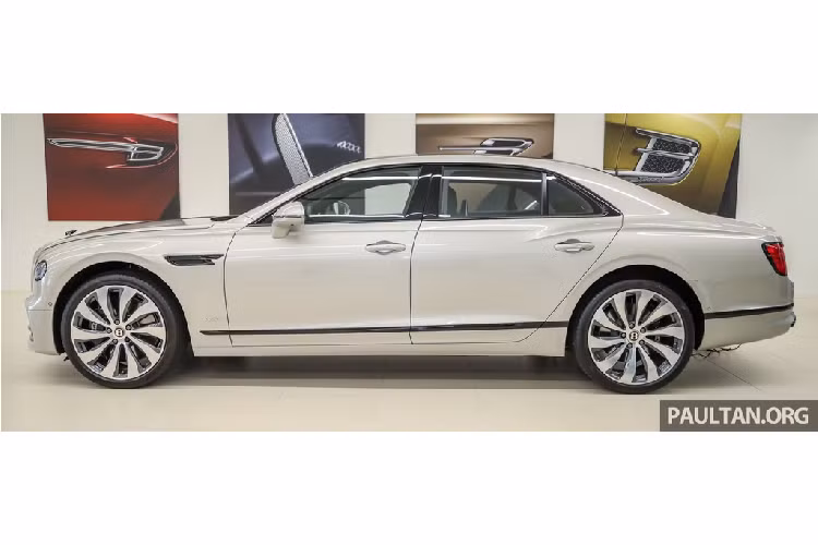 Flying Spur thế hệ thứ 3 có các số đo kích thước dài x rộng x cao lần lượt là 5.304 mm x 1.964 mm x 1.488 mm, chiều dài cơ sở đạt 3.195 mm. So với thế hệ trước, Flying Spur 2020 có trục cơ sở được kéo dài thêm 130 mm, cung cấp không gian để chân rộng rãi hơn ở hàng ghế phía sau.