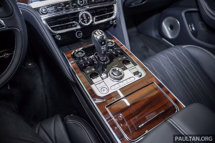 So với hệ dẫn động AWD có tỷ lệ truyền động 60:40 ở thế hệ trước, hệ dẫn động Active AWD trên Flying Spur 2020 được đánh giá là xử lý tốt hơn. Hệ dẫn động Active AWD bao gồm một bộ ly hợp có thể chuyển thành cấu hình dẫn động 2 bánh ở cầu sau cũng như tự động truyền lực kéo lên 2 bánh trước, tùy độ trơn trượt của mặt đường. Hiện tượng thiếu lái cũng biến mất trên hệ dẫn động này.