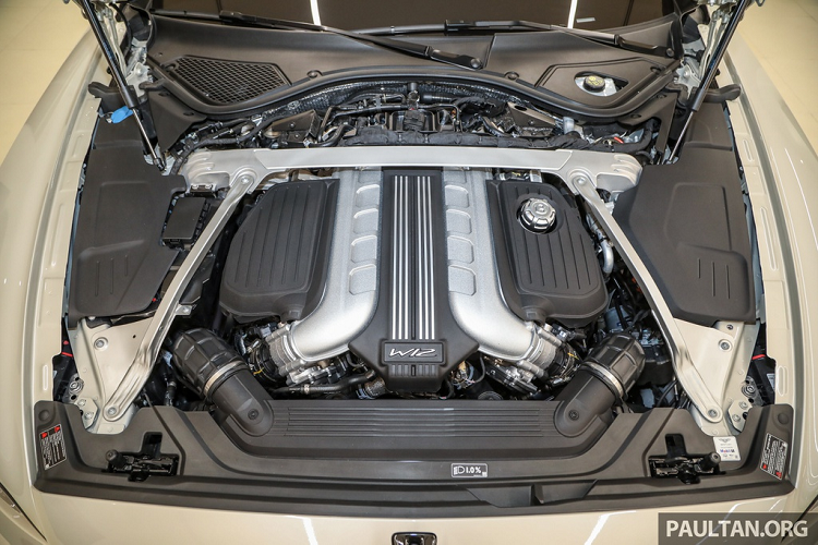 Cung cấp sức mạnh cho Bentley Flying Spur 2020 là động cơ tăng áp kép W12, dung tích 6.0L, sản sinh công suất 626 mã lực và mô-men xoắn 900 Nm. Kết hợp với hộp số ly hợp kép 8 cấp, Flying Spur 2020 có thể tăng tốc 0-100 km/h trong 3,8 giây trước khi đạt tốc độ tối đa 333 km/h.