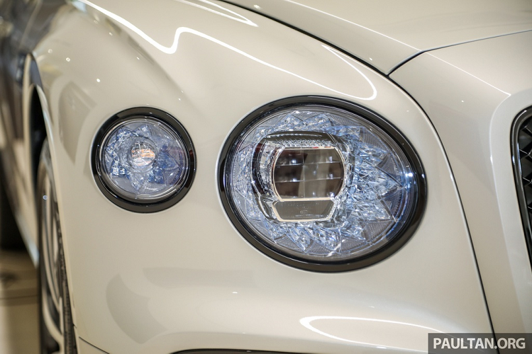 Bentley Flying Spur 2020 sử dụng toàn bộ hệ thống đèn chiếu sáng bằng LED với tạo hình độc đáo. Ở phía trước, dàn đèn công nghệ Matrix LED được thiết kế tinh xảo với tạo hình khối pha lê cắt lớp. Ở phía sau, dàn đèn hậu được tạo hình chữ B theo biểu tượng của Bentley.