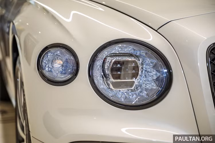 Bentley Flying Spur 2020 sử dụng toàn bộ hệ thống đèn chiếu sáng bằng LED với tạo hình độc đáo. Ở phía trước, dàn đèn công nghệ Matrix LED được thiết kế tinh xảo với tạo hình khối pha lê cắt lớp. Ở phía sau, dàn đèn hậu được tạo hình chữ B theo biểu tượng của Bentley.