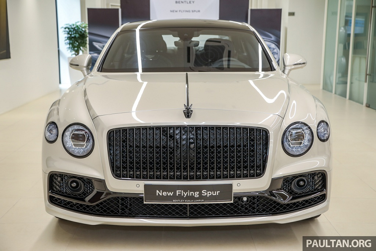 Ở 2 thế hệ trước, chiếc Flying Spur được "miễn cưỡng" kéo dài từ chiếc Continental GT và đương nhiên, các đường nét của chiếc coupe vẫn hiện hữu trên Flying Spur. Ở thế hệ mới nhất, Bentley đã biến chiếc Flying Spur thành một chiếc limousine thực thụ, một mẫu xe dành cho người ngồi sau, tương tự Mulsanne.