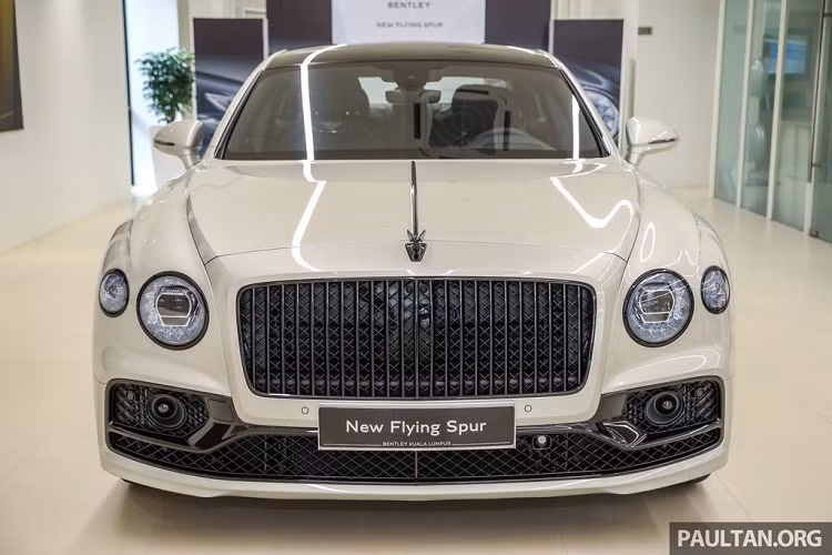 Ở 2 thế hệ trước, chiếc Flying Spur được "miễn cưỡng" kéo dài từ chiếc Continental GT và đương nhiên, các đường nét của chiếc coupe vẫn hiện hữu trên Flying Spur. Ở thế hệ mới nhất, Bentley đã biến chiếc Flying Spur thành một chiếc limousine thực thụ, một mẫu xe dành cho người ngồi sau, tương tự Mulsanne.