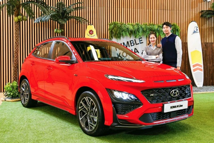 Khi so sánh với người tiền nhiệm, mức giá xe Hyundai Kona 2021 không thay đổi qua nhiều nhưng nó mang tới diện mạo tươi sáng, trẻ trung và bắt mắt hơn đáng kể. Mẫu xe này sẽ có 2 phiên bản chính, bao gồm bản thường và bản N-Line thể thao.