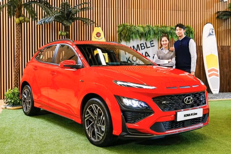 Khi so sánh với người tiền nhiệm, mức giá xe Hyundai Kona 2021 không thay đổi qua nhiều nhưng nó mang tới diện mạo tươi sáng, trẻ trung và bắt mắt hơn đáng kể. Mẫu xe này sẽ có 2 phiên bản chính, bao gồm bản thường và bản N-Line thể thao.