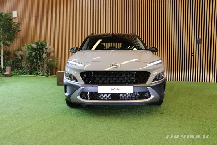 Về vóc dáng tổng thể, Kona 2021 vẫn giữ nguyên phong cách thiết kế, form dáng của thế hệ tiền nhiệm vốn đã rất cá tính.