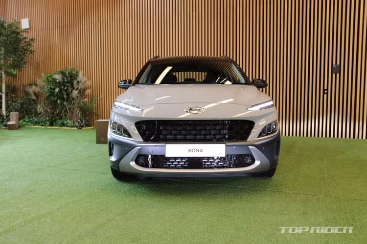 Về vóc dáng tổng thể, Kona 2021 vẫn giữ nguyên phong cách thiết kế, form dáng của thế hệ tiền nhiệm vốn đã rất cá tính.