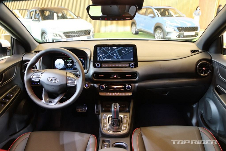 Nhà sản xuất xe hơi Hàn Quốc đã tái thiết kế lại toàn bộ phần đầu xe với việc gia tăng kích thước của mặt ca-lăng, bộ cản dưới mới, cụm đèn chiếu sáng 2 tầng cùng đèn định vị phía trên mỏng và dài, đèn pha chính được chia khoang rõ ràng và ấn tượng hơn.