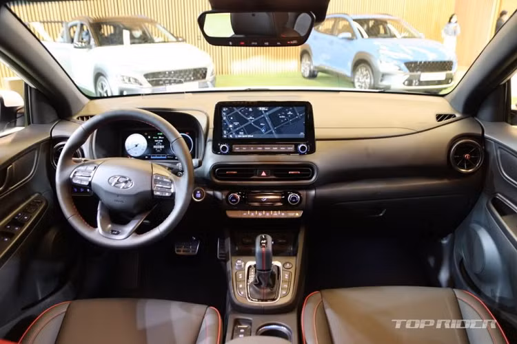 Nhà sản xuất xe hơi Hàn Quốc đã tái thiết kế lại toàn bộ phần đầu xe với việc gia tăng kích thước của mặt ca-lăng, bộ cản dưới mới, cụm đèn chiếu sáng 2 tầng cùng đèn định vị phía trên mỏng và dài, đèn pha chính được chia khoang rõ ràng và ấn tượng hơn.