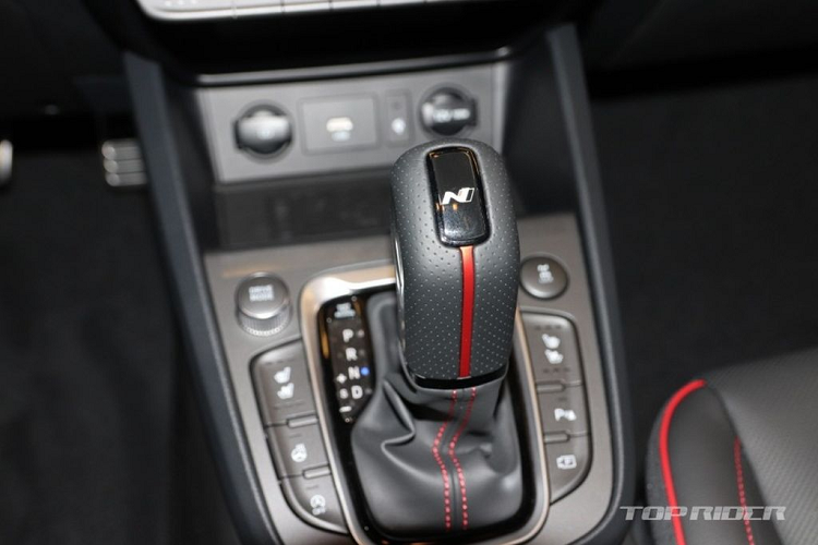 Hyundai Kona 2021 được trang bị tuỳ chọn mâm đa dạng từ 16-17-18 inch. Bên trong nội thất của xe tiếp tục được hãng xe Hàn Quốc duy trì phong cách thiết kế tổng thể của phiên bản trước.