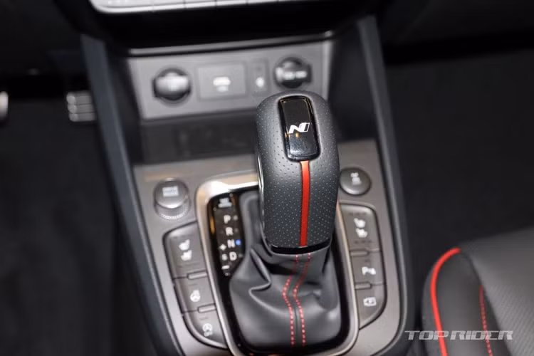 Hyundai Kona 2021 được trang bị tuỳ chọn mâm đa dạng từ 16-17-18 inch. Bên trong nội thất của xe tiếp tục được hãng xe Hàn Quốc duy trì phong cách thiết kế tổng thể của phiên bản trước.