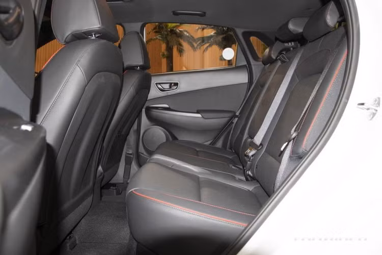 Một số chi tiết của xe được làm mới như màn hình giải trí và màn hình công-tơ-mét đều có kích thước 10.25 inch, đèn viền nội thất, ghế da phối 2 tông màu, thiết kế cần số mới kiểu trẻ trung hơn và đặc biệt là gói trang bị an toàn SmartSense Active Safety... Hiện tại, Hyundai chưa công bố chi tiết về trang bị động cơ trên Kona 2021 tại Hàn Quốc. 