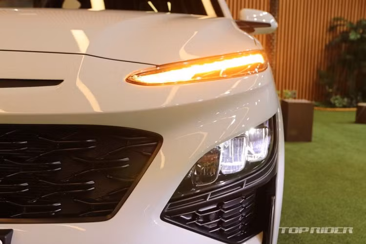 Tại thị trường quốc tế, mẫu xe này được bán ra với 5 tuỳ chọn động cơ, bao gồm động cơ tiêu chuẩn Smartstream T-GDI máy xăng 4 xy-lanh tăng áp 1.0L, sản sinh công suất 118 mã lực, đi kèm với trang bị hộp số ly hợp kép 7 cấp hoặc hộp số sàn 6 cấp. Tiếp tới là trang bị động cơ Smartstream T-GDI nhưng có thêm kết hợp của một hệ thống mild hybrid 48 V nhẹ, đi kèm trang bị động cơ này là hộp số sàn 6iMT.